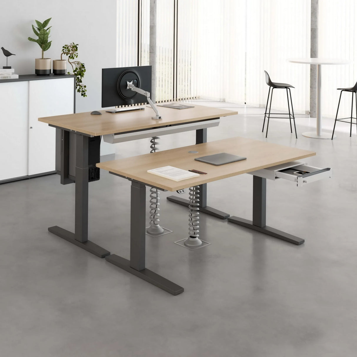 Elektrisch höhenverstellbarer Schreibtisch XMKA 12 G in Asteiche mit Tastaturauszug von hjh OFFICE PRO
