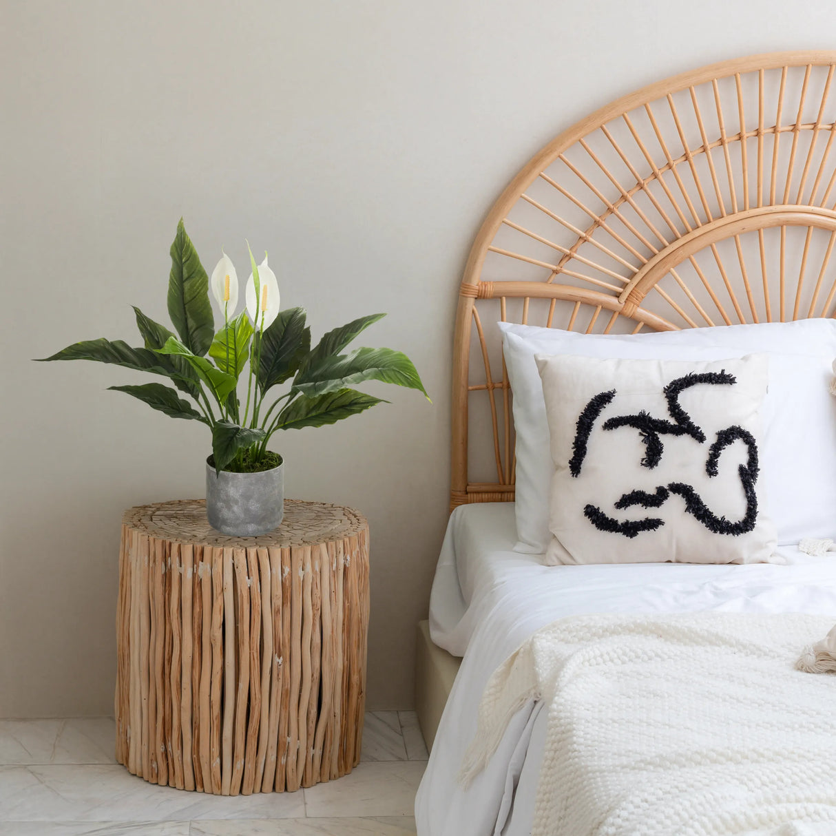 Kunstpflanze Spathiphyllum 1 in einem grauen Topf auf einem runden Beistelltisch aus Holz von hjh OFFICE