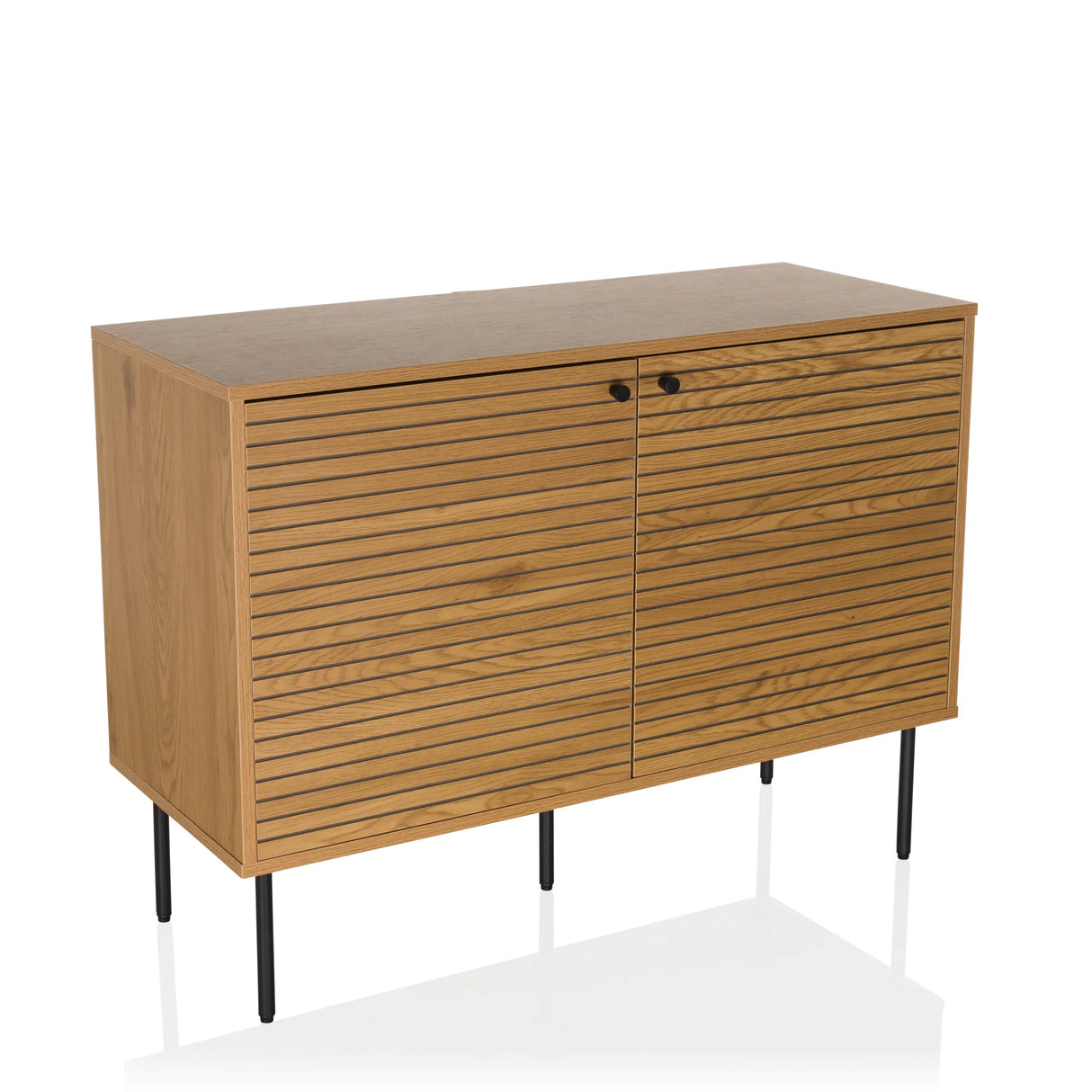 Sideboard LINNO S in Eiche mit geriffelten Fronten und schwarzen Metallfüßen von hjh LIVING – 360-Grad-Ansicht (schräge Frontansicht 30°)