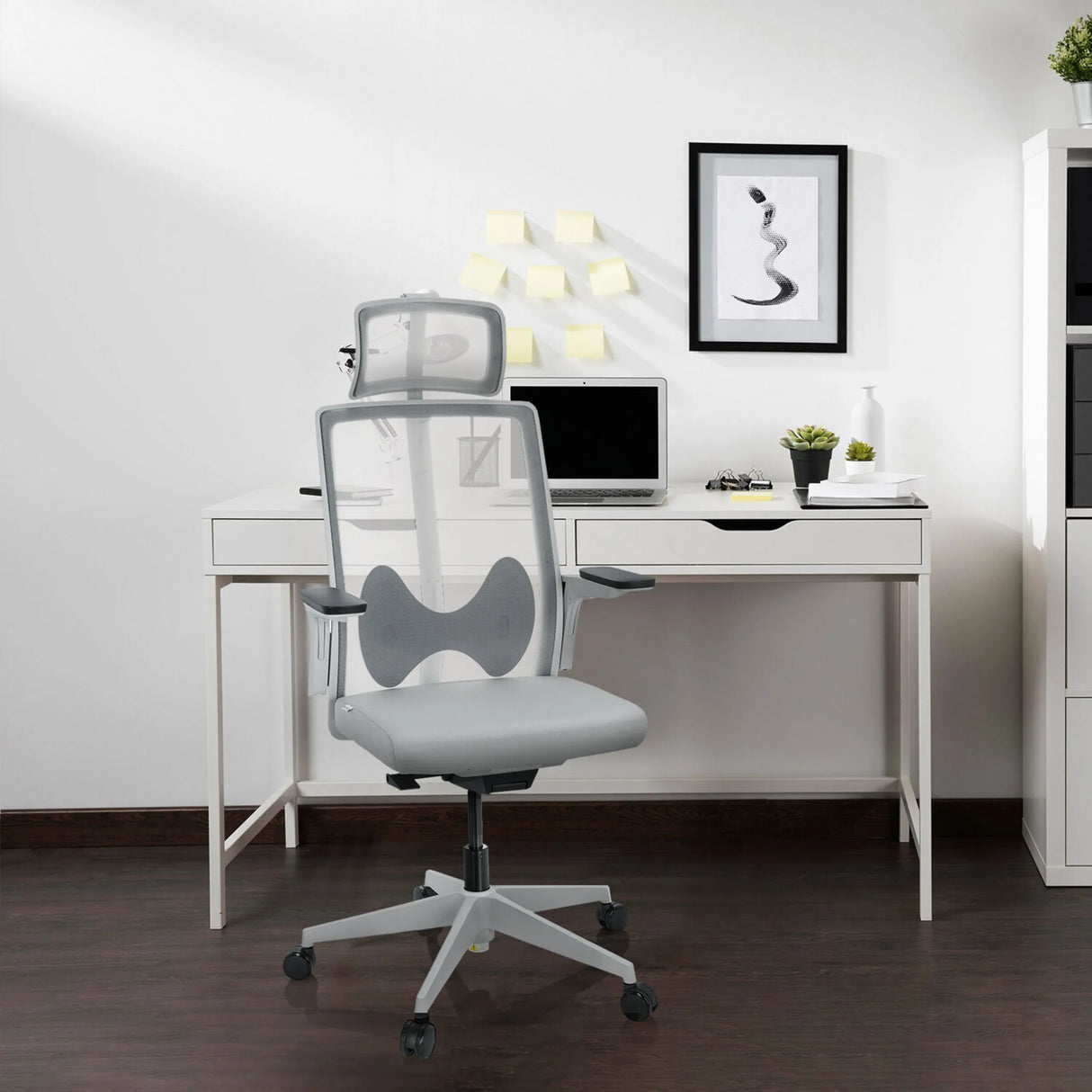 Grauer Profi-Bürostuhl ARCEO W mit Netzrückenlehne und Kopfstütze vor einem Schreibtisch von hjh OFFICE