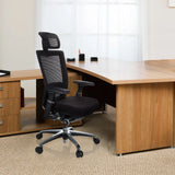 Schwarzer High-End-Bürostuhl NOVA PRO I mit Netzrücken und Kopfstütze vor einem Schreibtisch von hjh OFFICE