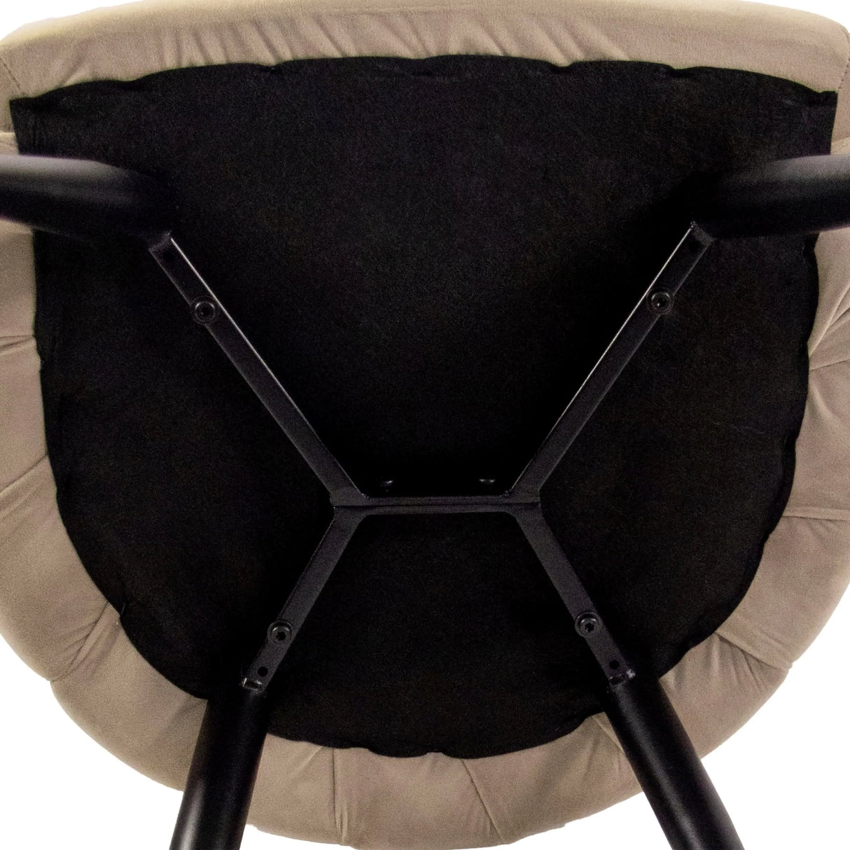 Unterseite des Gestells und der Sitzfläche des Esszimmerstuhls SCALLORE in Beige von hjh LIVING