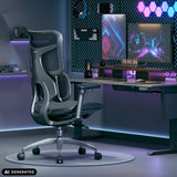 Schwarzer Profi-Bürostuhl S100-M301 mit Netzrückenlehne und Armlehnen in einem Gaming-Zimmer von Sihoo (KI-generiertes Bild)