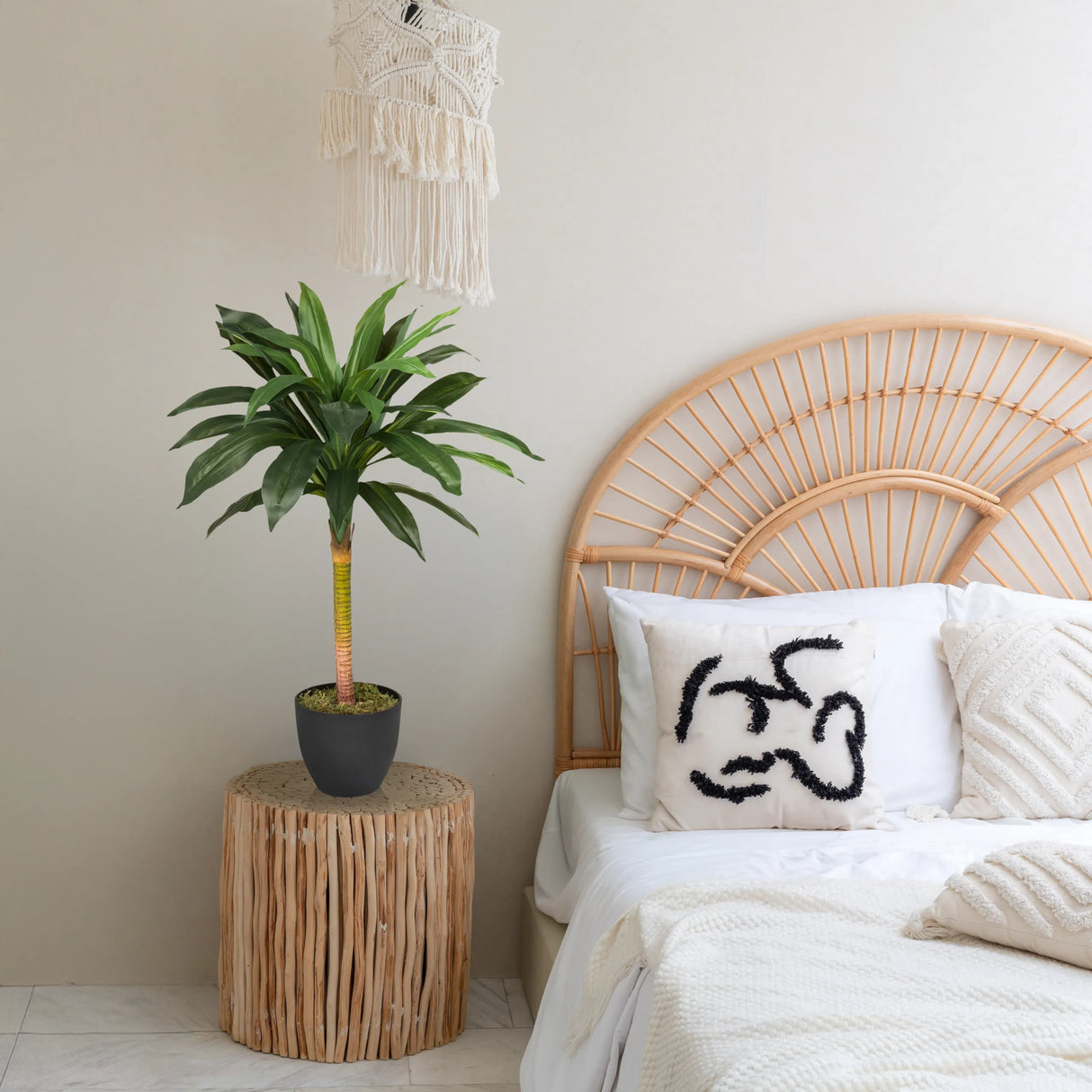 Kunstpflanze DRACAENA I in Grün mit einem dunklen Topf auf einem Beistelltisch von hjh OFFICE