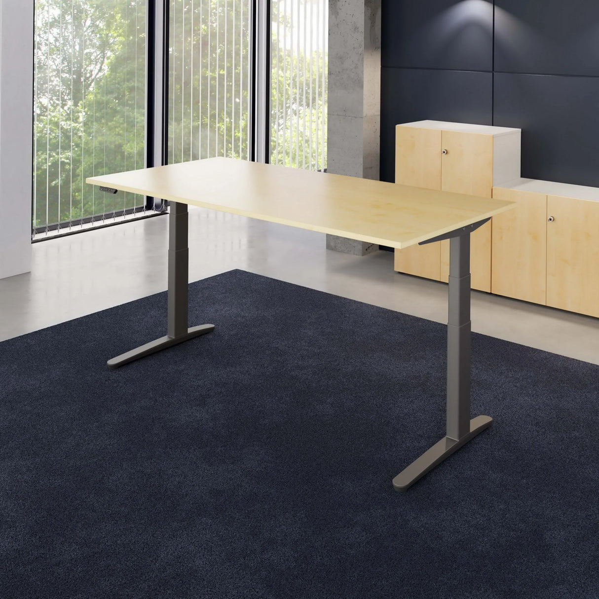 Elektrisch höhenverstellbarer Schreibtisch XBHM 2E GG in Asteiche mit grauen Beinen von hjh OFFICE PRO