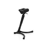 Schwarze Stehhilfe TOP WORK 33 mit gepolsterter Sitzfläche und dreiarmigem Standfuß von hjh OFFICE – 360-Grad-Ansicht (schräge Frontansicht 60°)