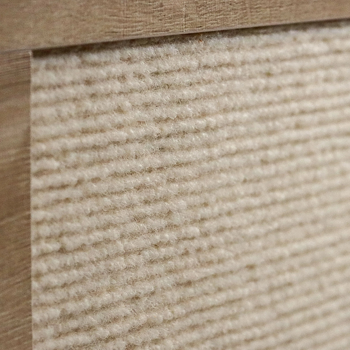Beige, gerippte Stoffoberfläche des Katzenhauses KITTY PAWBOX 2 in Eiche-Optik von hjh LIVING