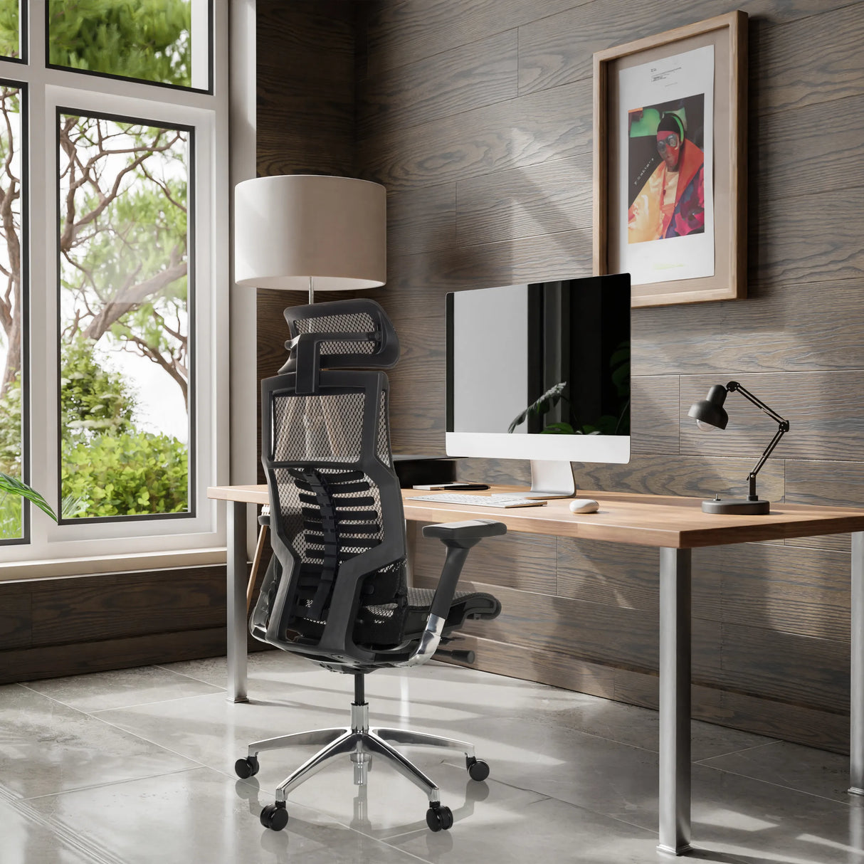 Schwarzer High-End-Bürostuhl POFIT GEN2 mit Netzrückenlehne und Kopfstütze an einem Schreibtisch von hjh OFFICE