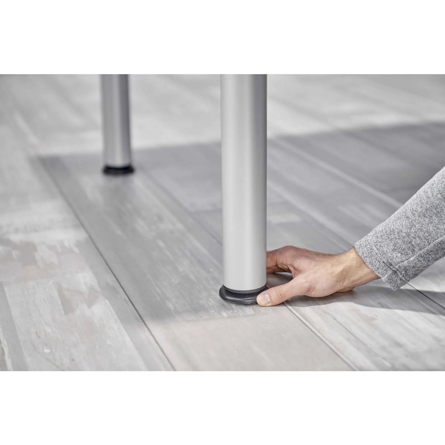 Höhenverstellbare Tischbeine mit Bodenglidern des Schreibtischs YAMA 16 G von hjh OFFICE PRO