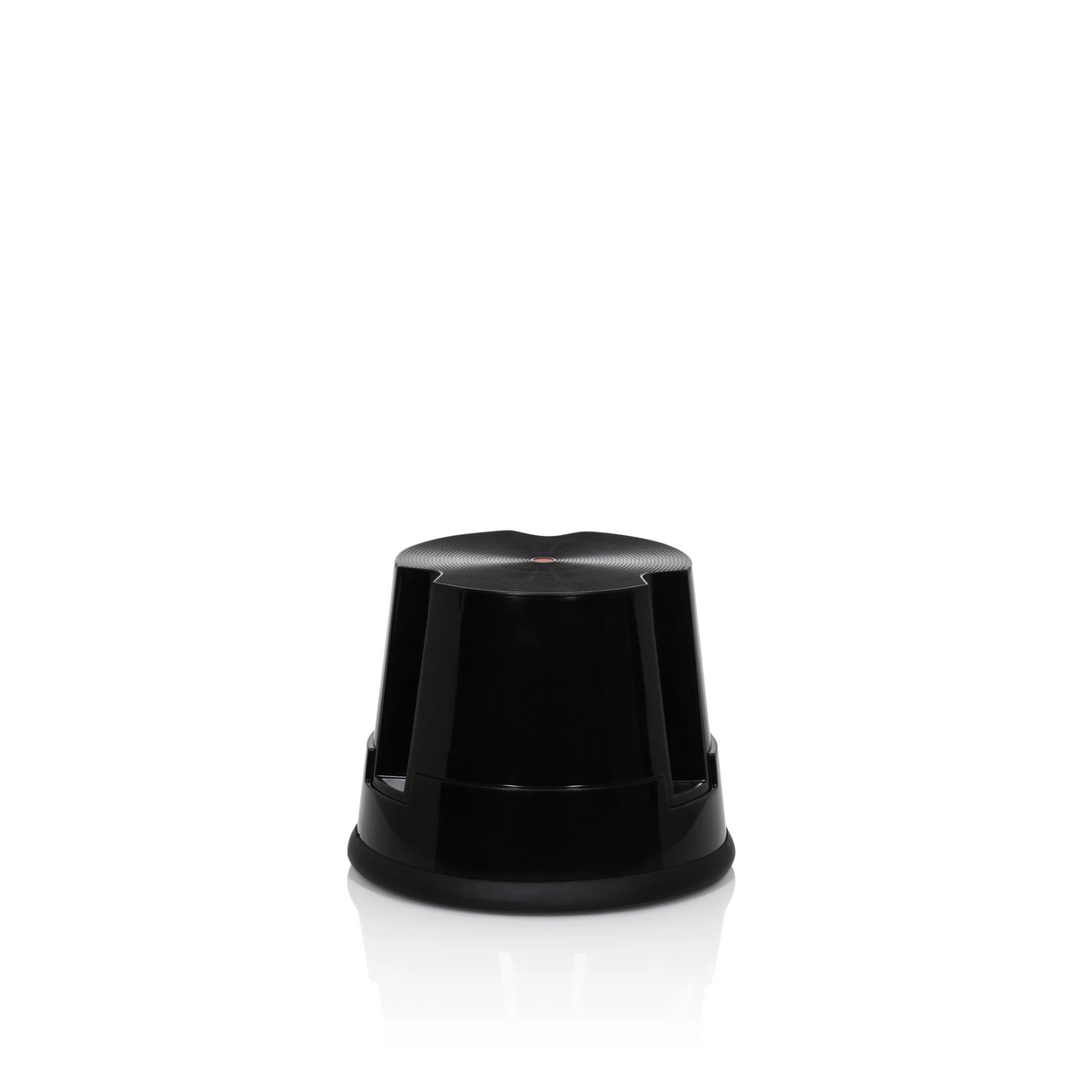 Schwarzer Tritthocker TIO-S mit rutschfester Oberfläche von hjh OFFICE – 360-Grad-Ansicht (schräge Frontansicht 60°)