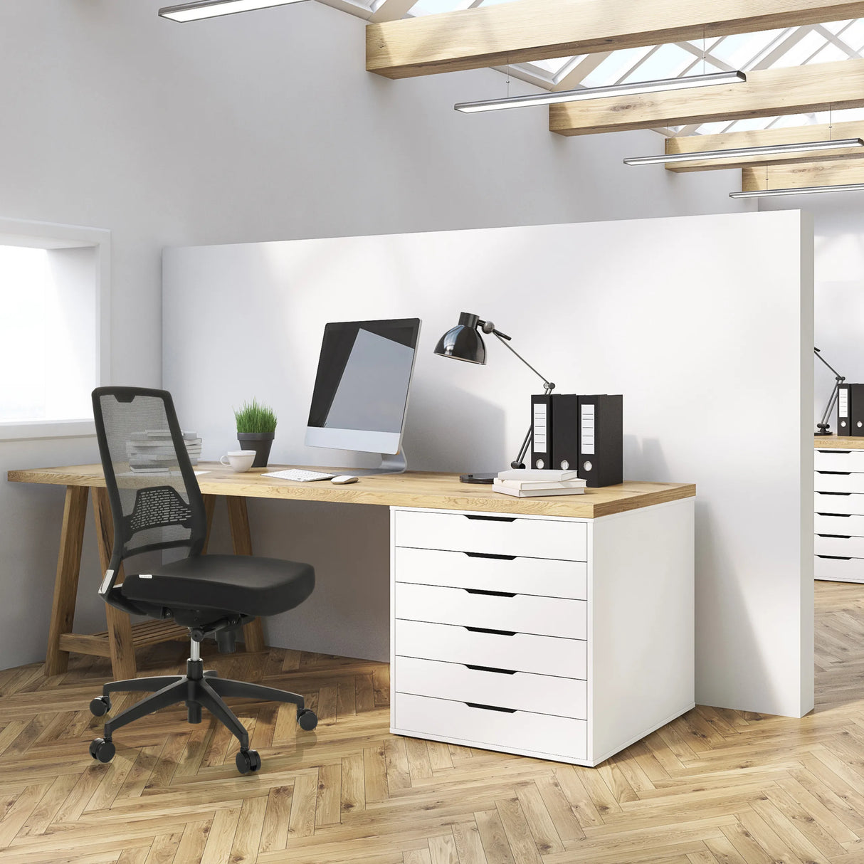 Profi-Bürostuhl PORTO ECO I in Schwarz mit Netzrückenlehne an einem Schreibtisch von hjh OFFICE
