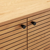 Gezinkte Fronten mit schwarzen Knäufen des Sideboards LINNO S in Eiche von hjh LIVING