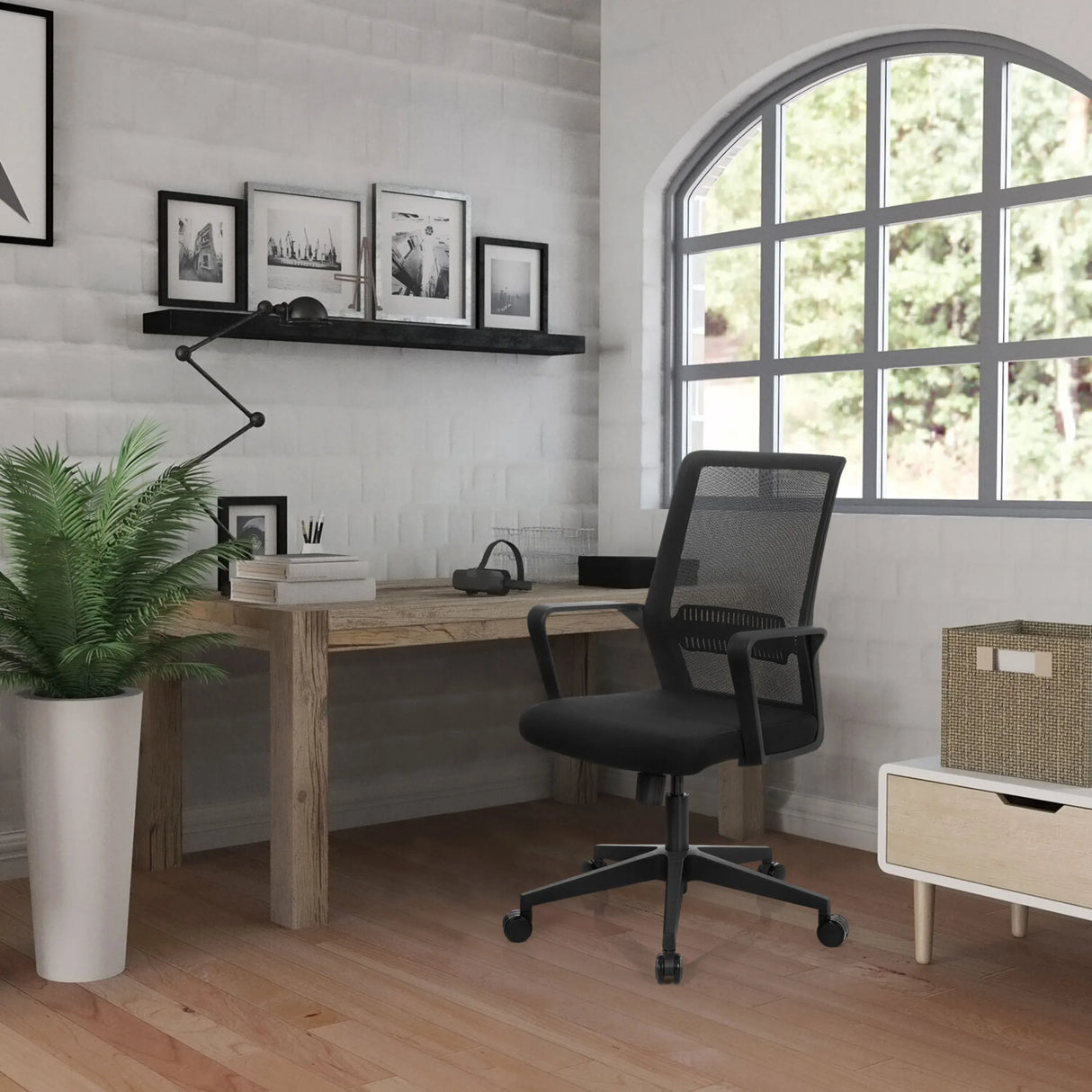 Schwarzer Home-Office-Bürostuhl PRESTON mit Netzrückenlehne und Rollen von hjh OFFICE