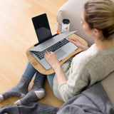 Braune Laptopunterlage COMFILAP I aus Holz mit einem Laptop in Benutzung von hjh OFFICE