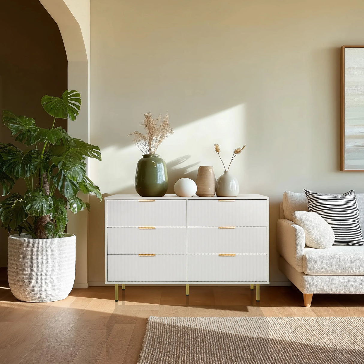 Weißes Sideboard HJELLE mit sechs Schubladen, goldfarbenen Griffen und schmalen Beinen von hjh LIVING