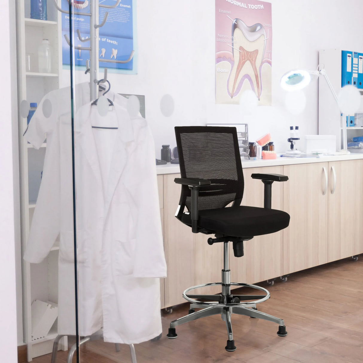 Schwarzer Counterstuhl TOP WORK 77 mit Netzrückenlehne und Fußring von hjh OFFICE