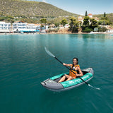 Aufblasbares Kajak LAXO-285 in der Farbe Petrol mit einer Person und Paddel auf dem Wasser von Aqua Marina