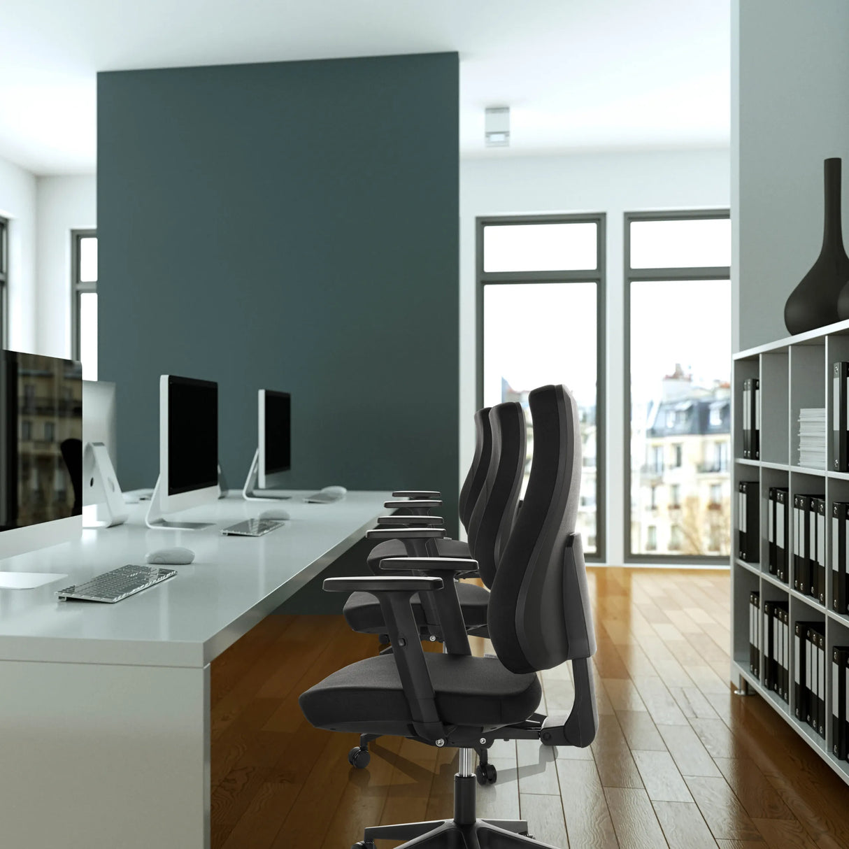 Profi-Bürostuhl MATHES in Schwarz in einer Reihe an einem weißen Schreibtisch im modernen Büro von hjh OFFICE