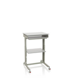 Grauer Stehschreibtisch WORKSTATION mit Ablagefläche und vier Rollen von hjh OFFICE – 360-Grad-Ansicht (Frontansicht 20°)