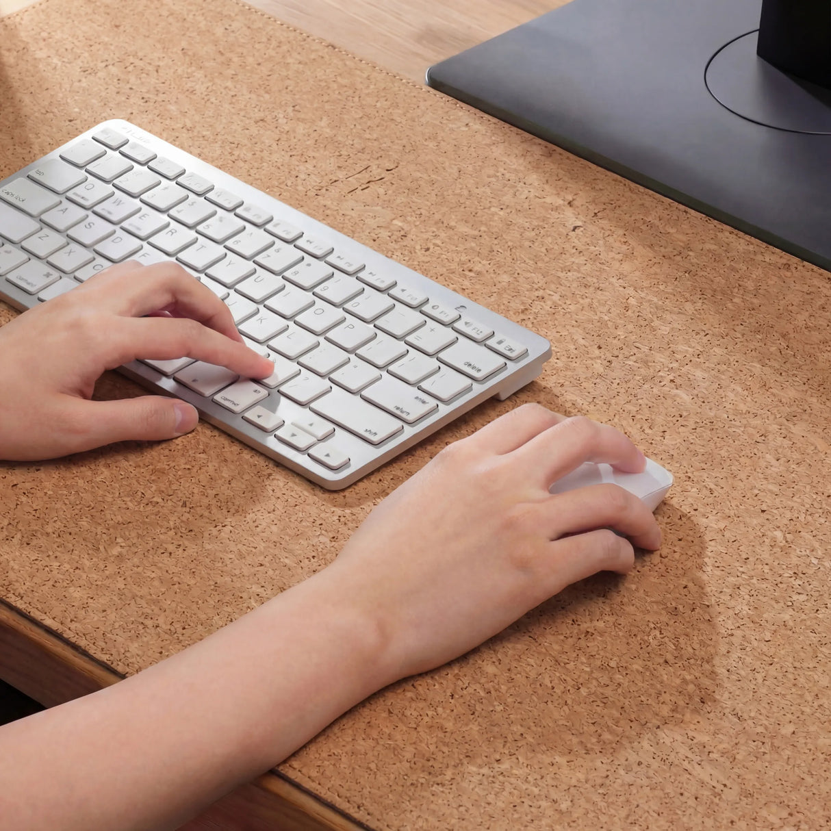 Braune Schreibunterlage Padflux Terra aus Kork mit Tastatur und Maus von hjh OFFICE