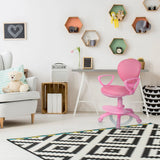 Pinker Kinderdrehstuhl KID COLOUR mit Armlehnen und Rollen in einem Kinderzimmer von hjh OFFICE