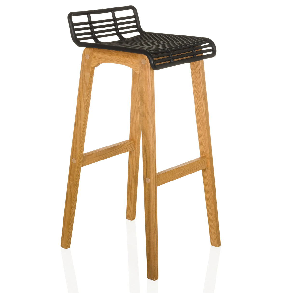 Barhocker LONSO W mit schwarzer Sitzschale und Gestell aus Eichenholz von hjh OFFICE – 360-Grad-Ansicht (schräge Frontansicht 45°)