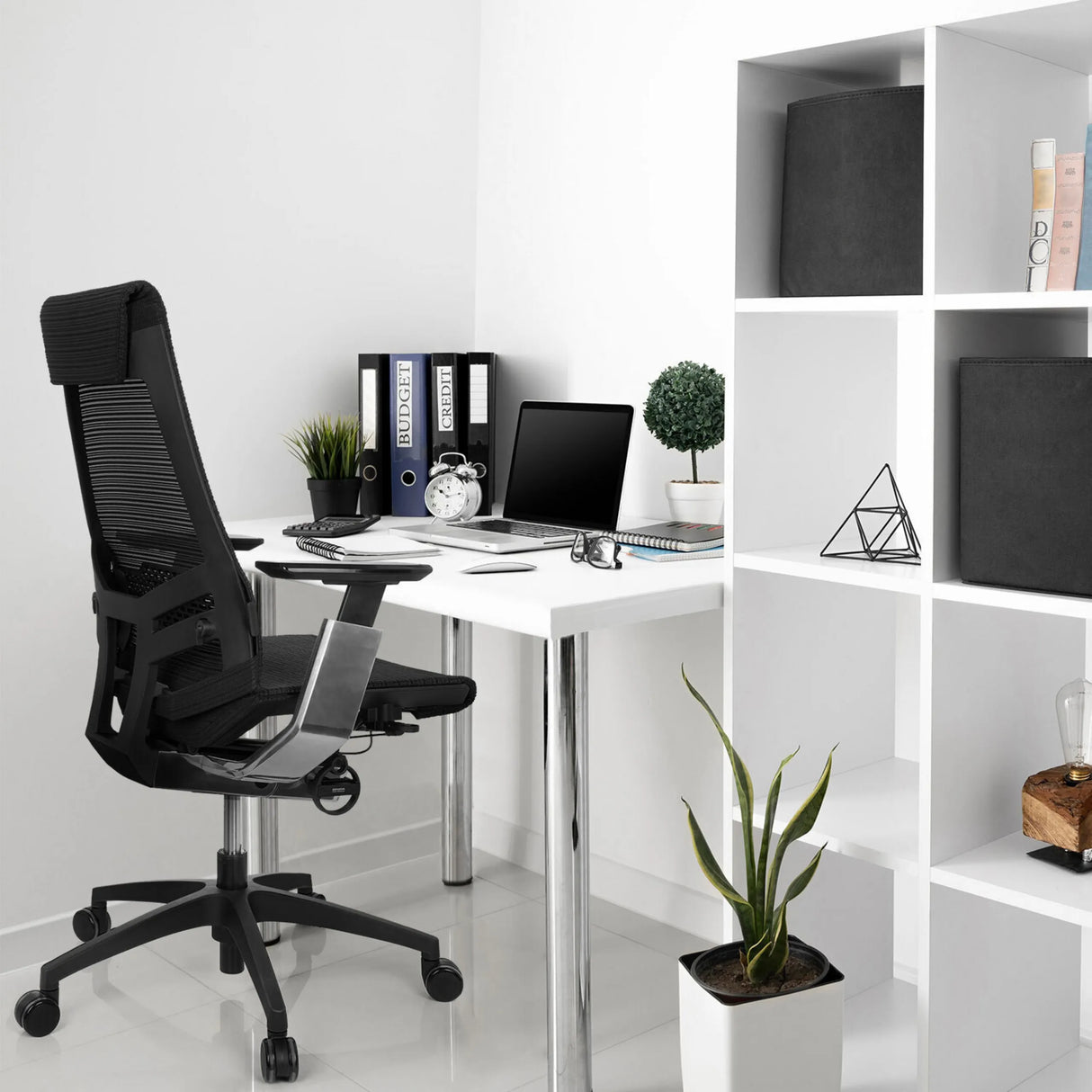 Schwarzer Profi-Bürostuhl GENIDIA SMART BLACK CM mit Netzrücken und Chromgestell von hjh OFFICE