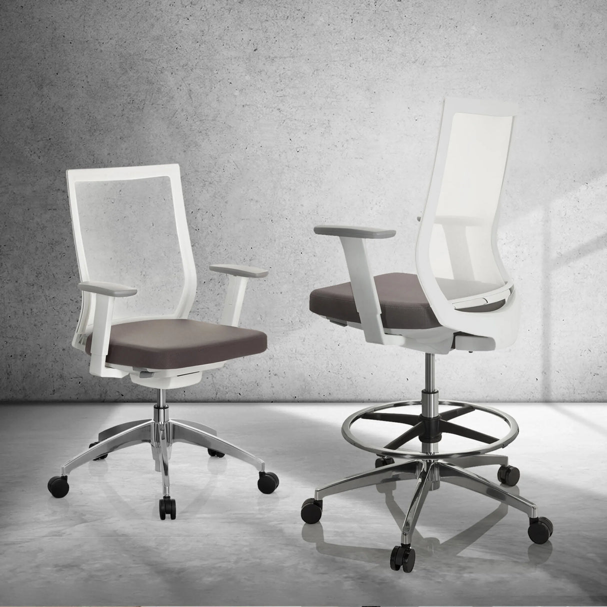 Zwei graue Counterstühle ASPEN WORK W mit weißen Rahmen, Armlehnen und Fußringen von hjh OFFICE