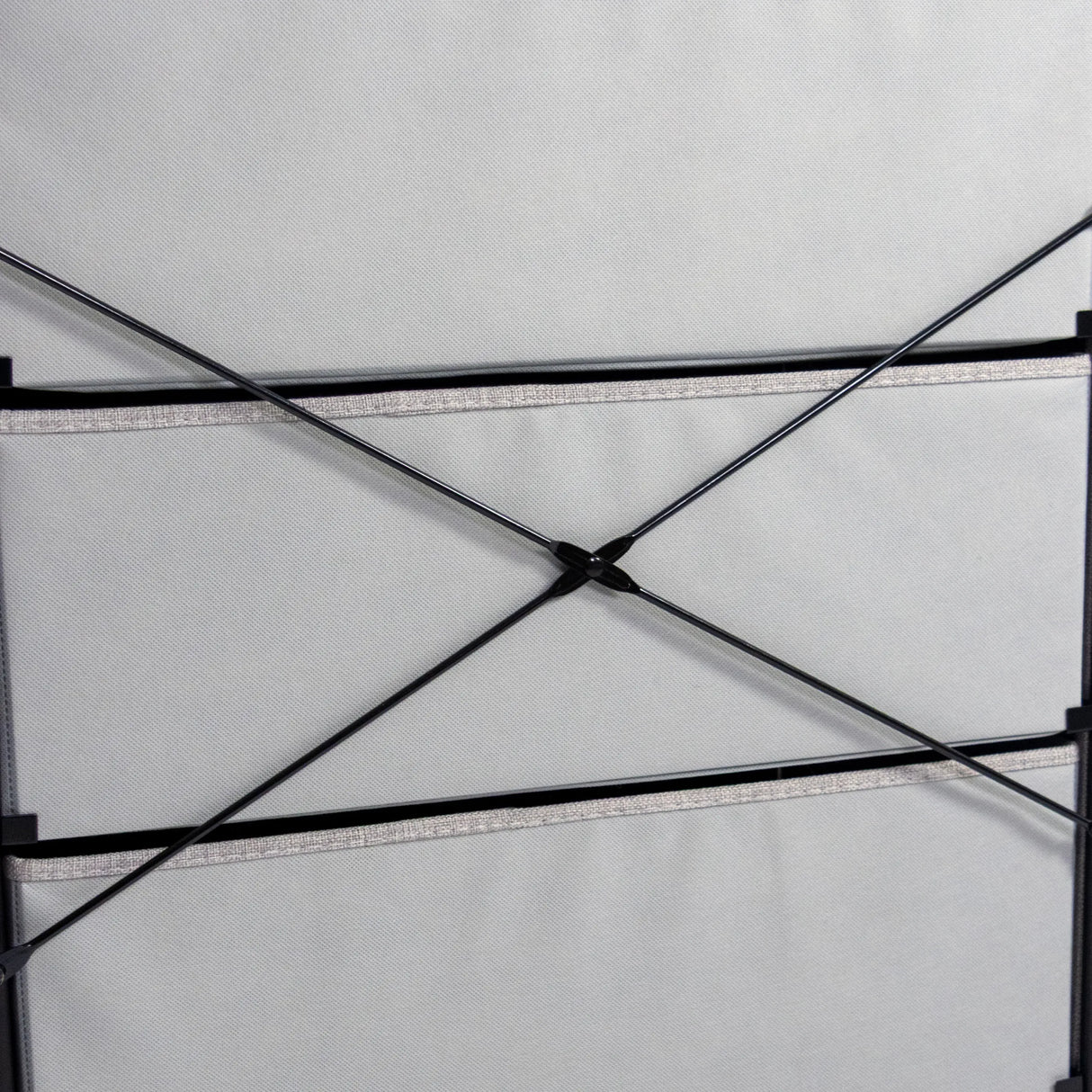 Kreuzstrebige Rückwandstabilisierung der Kommode STUVAR in Taupe von hjh LIVING