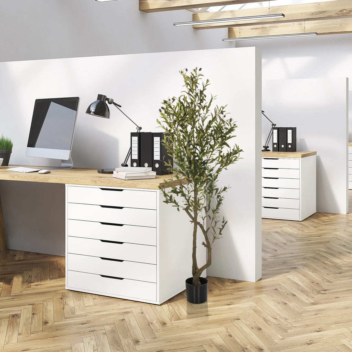 Grüne Kunstpflanze OLIVE I im schwarzen Topf neben einem Schreibtisch von hjh OFFICE