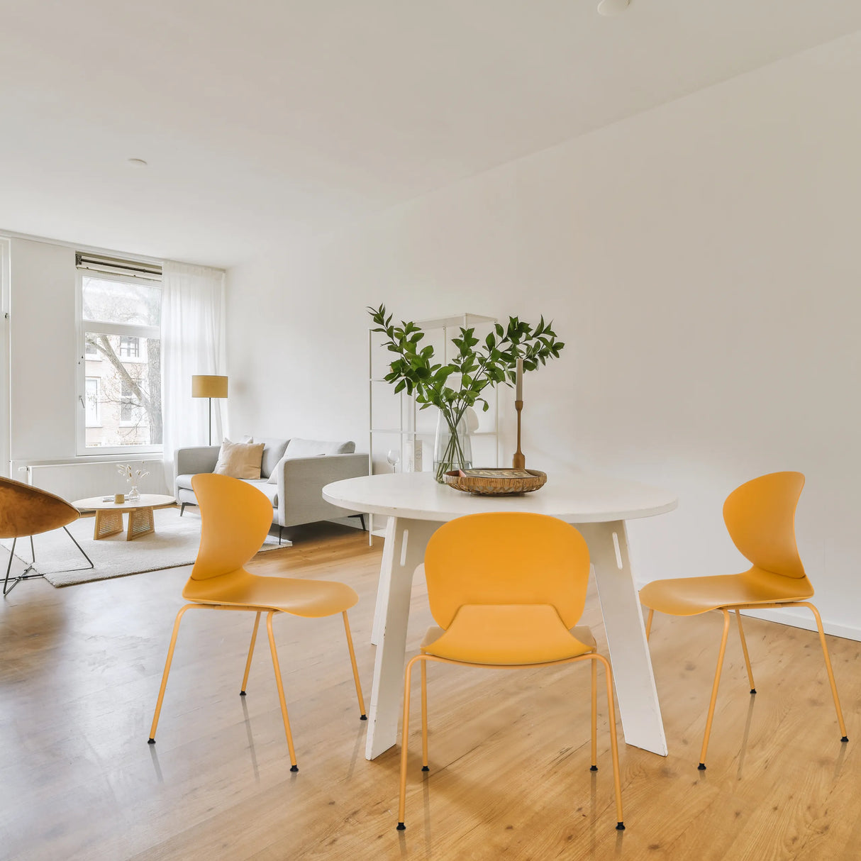 Gelbe Vierfußstühle T36 VI mit geschwungener Sitzschale und schlanken Beinen von hjh OFFICE