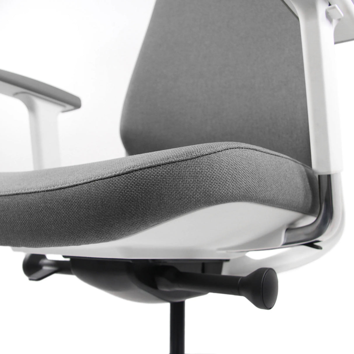 Graue Sitzfläche und Rückenlehne des Profi-Bürostuhls CHIARO T4 WHITE von hjh OFFICE