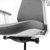 Graue Sitzfläche und Rückenlehne des Profi-Bürostuhls CHIARO T4 WHITE von hjh OFFICE