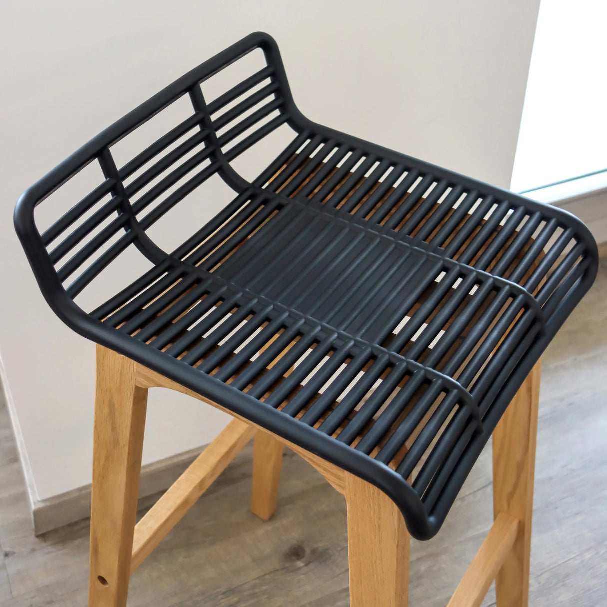 Schwarze Sitzschale mit Lamellenstruktur des Barhockers LONSO W in Eiche von hjh OFFICE
