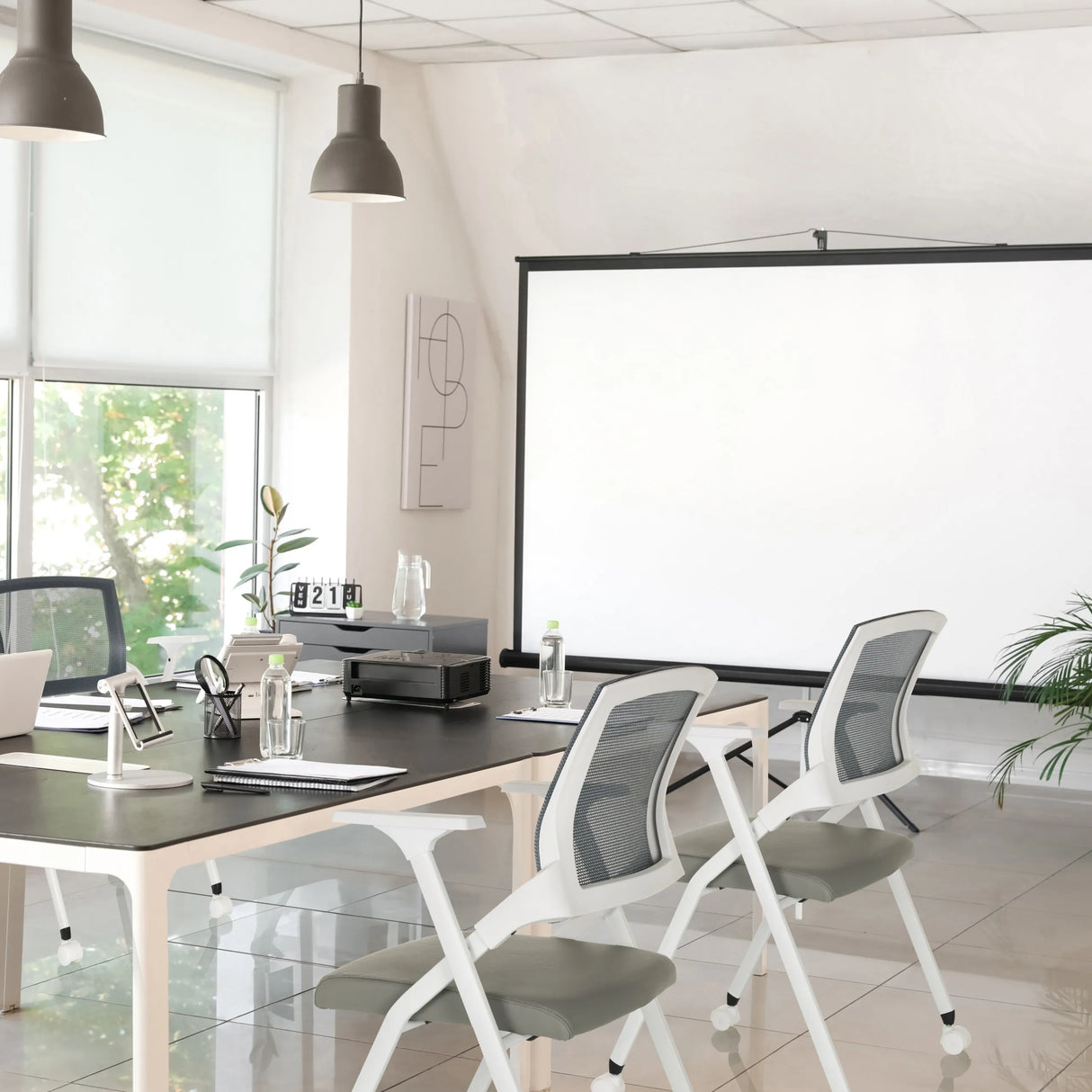 Grauer Klappstuhl PRIORITY II W PU mit Netzrückenlehne und weißem Gestell von hjh OFFICE