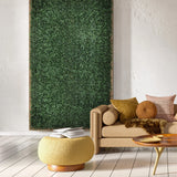 Grüne Pflanzenmatte LEAFLUXE 1 als vertikale Wanddekoration in einem Wohnraum von hjh LIVING