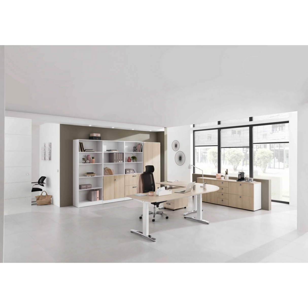Höhenverstellbarer Schreibtisch XTRA XB 2E WC in Asteiche mit Maßen 200 x 100 cm von hjh OFFICE PRO