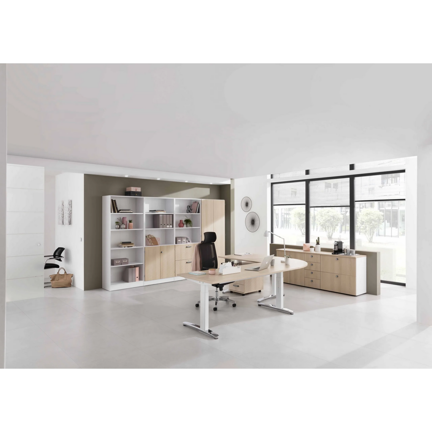 Höhenverstellbarer Schreibtisch XTRA XB 2E WC in Asteiche mit Maßen 200 x 100 cm von hjh OFFICE PRO