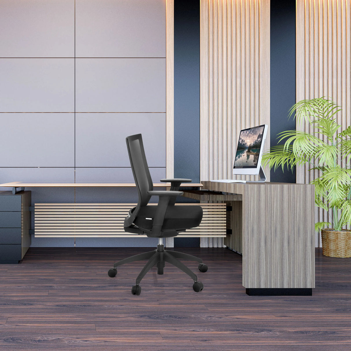Schwarzer Profi-Bürostuhl ASPEN mit Netzrückenlehne an einem Schreibtisch von hjh OFFICE