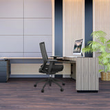 Schwarzer Profi-Bürostuhl ASPEN mit Netzrückenlehne an einem Schreibtisch von hjh OFFICE