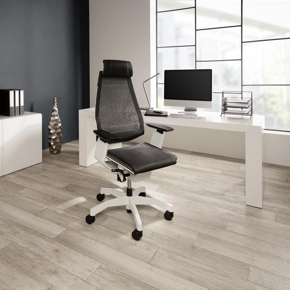 High-End-Bürostuhl GENIDIA PRO WHITE in Schwarz mit Netzrückenlehne und weißem Fußkreuz von hjh OFFICE
