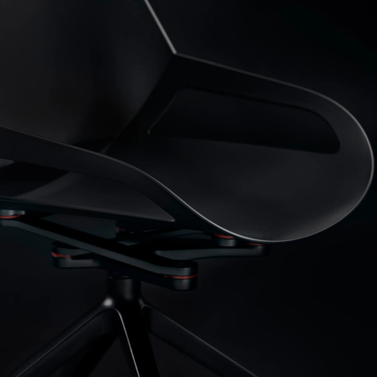 Seitliche Armlehne und Sitzschale des Besucherstuhls AERIS NUMO in Schwarz von Aeris - Impulsmöbel