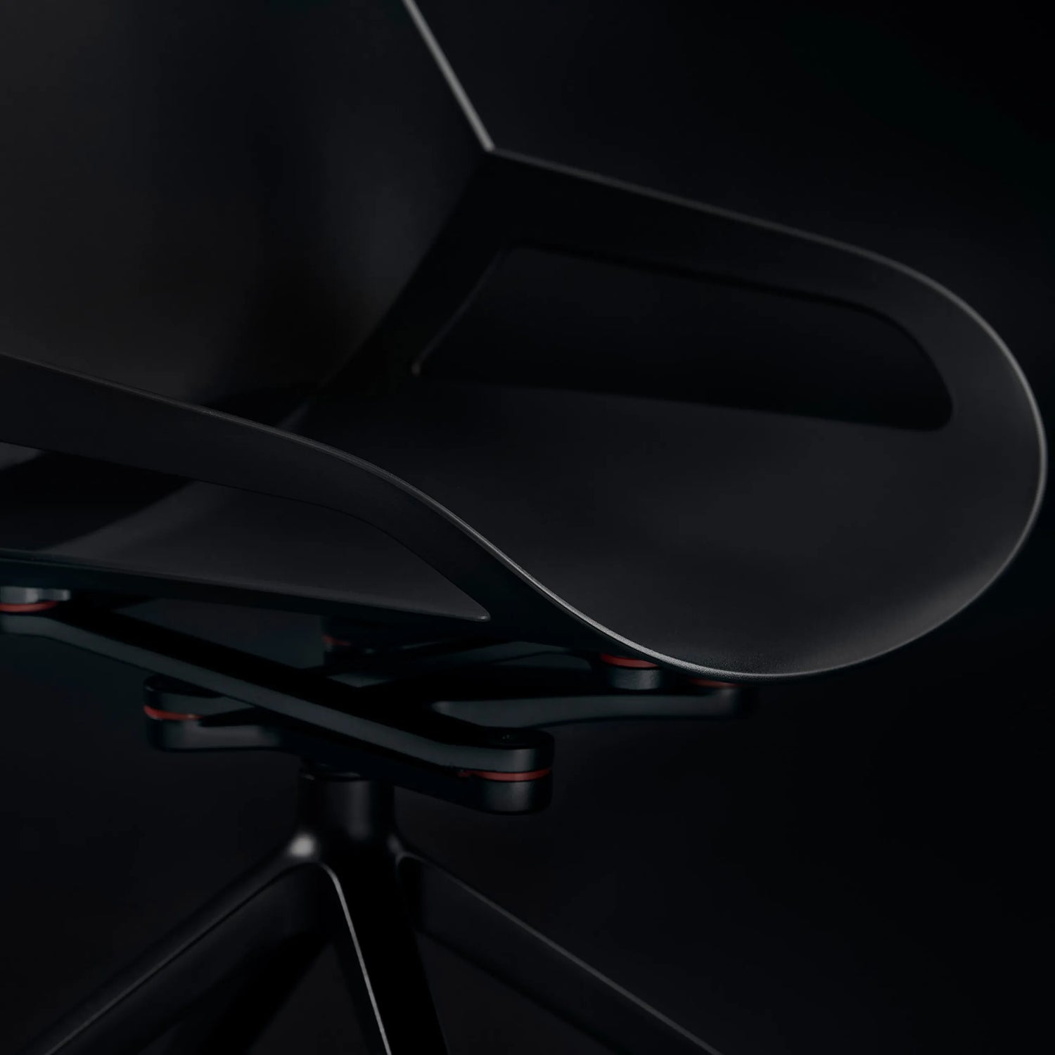 Seitliche Armlehne und Sitzschale des Besucherstuhls AERIS NUMO in Schwarz von Aeris - Impulsmöbel