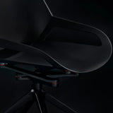 Seitliche Armlehne und Sitzschale des Besucherstuhls AERIS NUMO in Schwarz von Aeris - Impulsmöbel