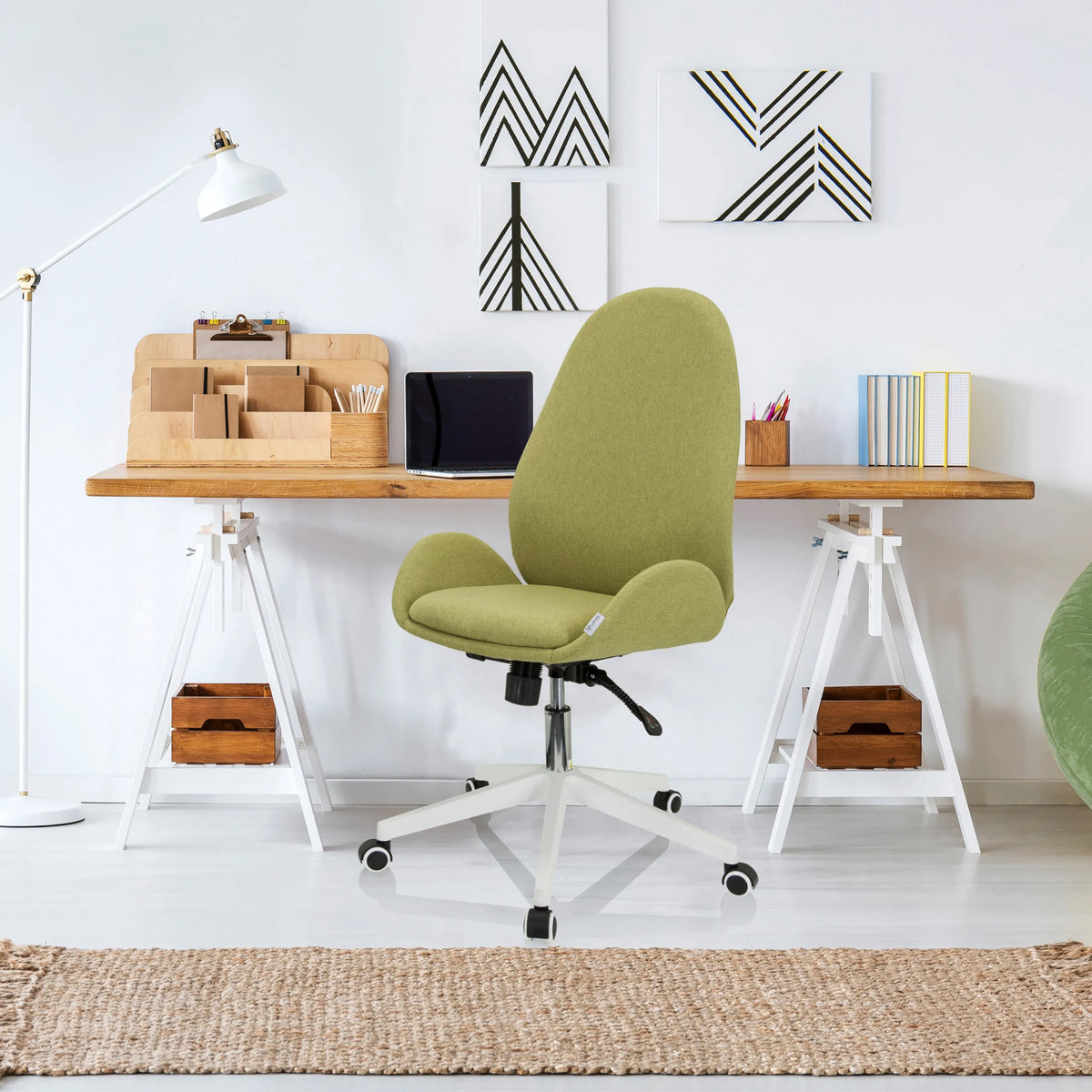 Grüner Home-Office-Bürostuhl AVEA I mit weißem Fußkreuz und Rollen von hjh OFFICE