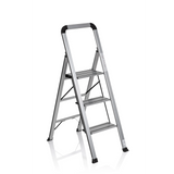 Silberne Klappleiter SOLID V aus Aluminium mit drei Stufen und Handgriff von hjh OFFICE – 360-Grad-Ansicht (schräge Frontansicht 40°)
