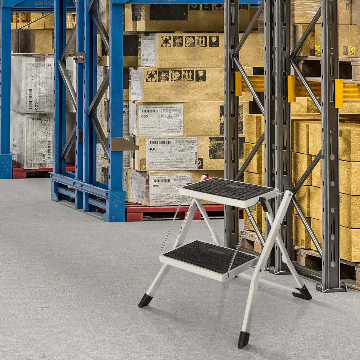 Weiße Klappleiter SOLID W1 mit zwei schwarzen Stufen in einem Lagerraum von hjh OFFICE