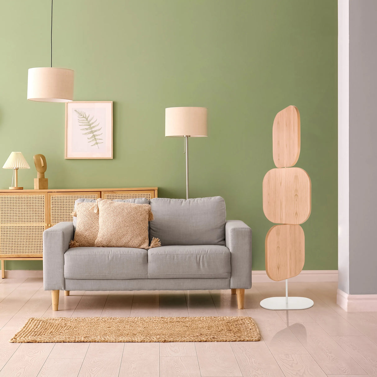 Beige Trennwand FLEXMIUT W mit drei abgerundeten Holzelementen auf einem weißen Standfuß von hjh OFFICE