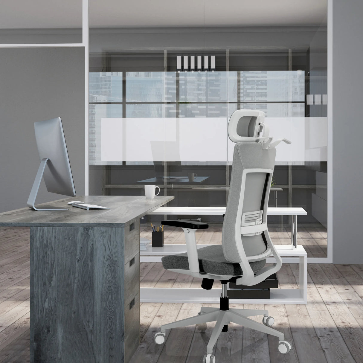 Grauer Profi-Bürostuhl COMFIO WMH mit Kopfstütze und Armlehnen an einem Schreibtisch von hjh OFFICE
