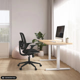 Homeoffice-Bürostuhl Malio in Schwarz an einem höhenverstellbaren Schreibtisch von hjh OFFICE (KI-generiertes Bild)